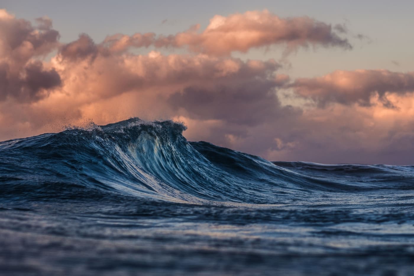 Oleaje atlántico bajo un cielo cálido de tarde