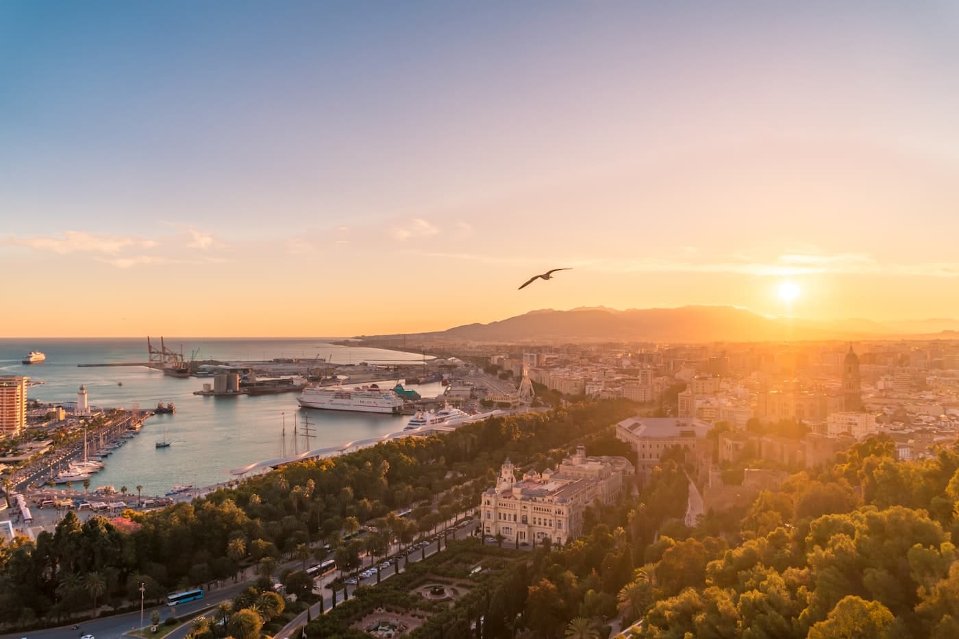 Una ciudad costera mediterránea al atardecer